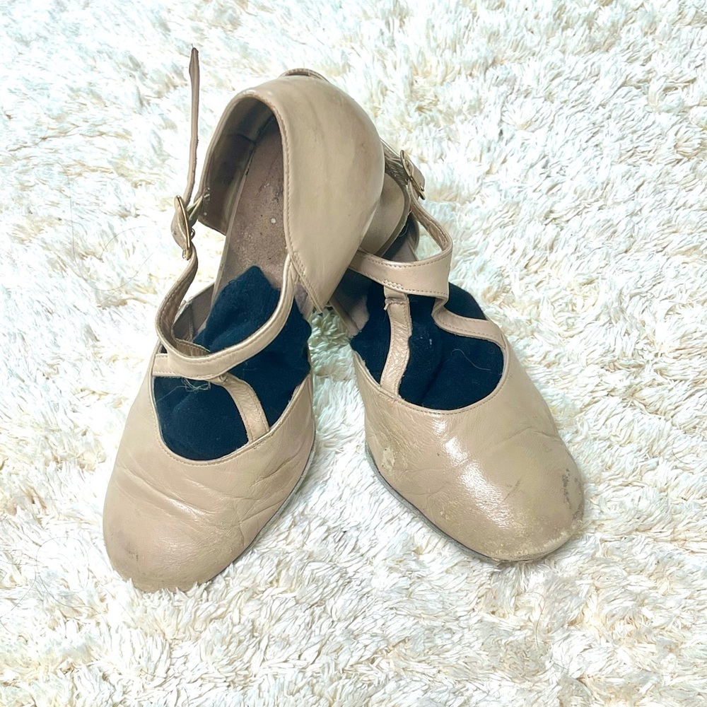 Tan LaDuca Alexis 2.5in heel size 35 or 6.5